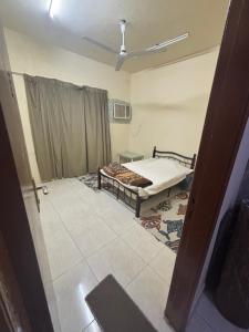 En eller flere senge i et værelse på AJMAN HOME Stay ONLY FOR COUPLES FAMILY AND LADIES