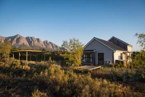 Nespecifikovaný výhled na hory nebo výhled na hory při pohledu z vily