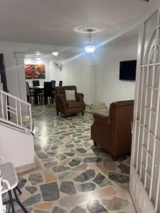 een woonkamer met twee stoelen en een tafel bij Casa en Rincón de Los Prados in Cúcuta