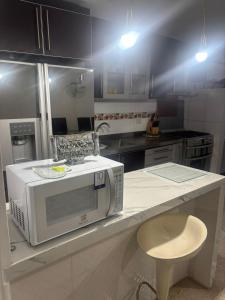 een keuken met een magnetron op een aanrecht bij Casa en Rincón de Los Prados in Cúcuta
