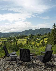 three chairs and a table on top of a hill at Samatha space in Slavske