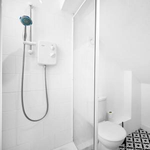a white bathroom with a shower and a toilet at Modern Apartment - Accommodates 4 - On Street Parking - Neftlix 2CR in Birmingham +16 photos