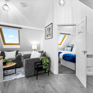 a bedroom with a bed and a living room at Modern Apartment - Accommodates 4 - On Street Parking - Neftlix 2CR in Birmingham