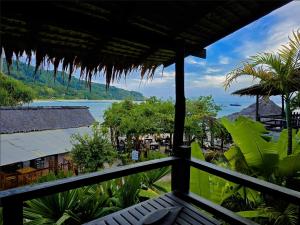 Una vista de un río desde el balcón de un resort. en Kantiang Seahorse Resort & Spa, en Ko Por