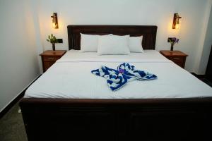 En eller flere senge i et værelse på Mango Bay Hiriketiya