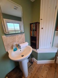 Koupelna v ubytování 5 Exe Street-Pretty 3 bed townhouse-sleeps 4 + 30 fotografií