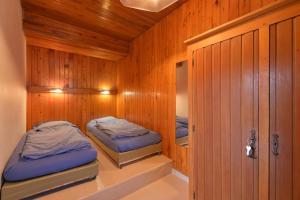 une petite pièce avec deux lits superposés dans l'établissement Chalet Paisible, à Arc 1600