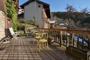 une terrasse avec deux chaises et une table. dans l'établissement Chalet Paisible, à Arc 1600