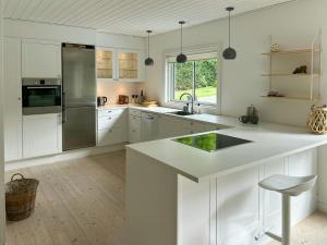 Kuchyň nebo kuchyňský kout v ubytování Spacious Holiday Home In Peaceful North Zealand