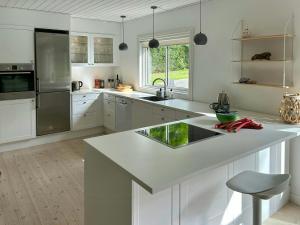 Kuchyň nebo kuchyňský kout v ubytování Spacious Holiday Home In Peaceful North Zealand