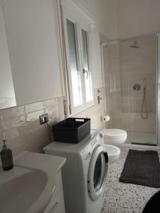 ein Badezimmer mit Waschmaschine und Toilette in der Unterkunft Villetta con Giardino by Rhospitality it in Rho