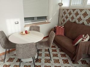 ein Wohnzimmer mit einem Tisch und einem Sofa in der Unterkunft Villetta con Giardino by Rhospitality it in Rho