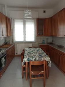 eine Küche mit einem Tisch und Stühlen sowie einem Tisch und eine Küche mit in der Unterkunft Villetta con Giardino by Rhospitality it in Rho