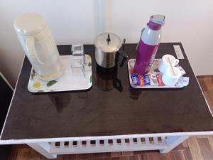 ein Couchtisch mit zwei Gegenständen darauf in der Unterkunft SILVERBERRY Homestay in Kalimpong