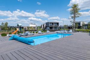 Swimmingpoolen hos eller tæt på Holiday Home