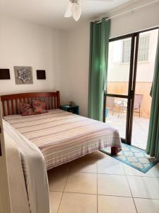 En eller flere senge i et værelse på Apto com vista mar a 70 metros