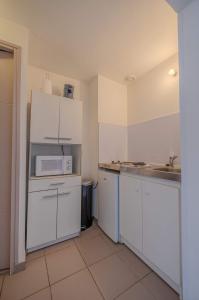 Η κουζίνα ή μικρή κουζίνα στο Sunset Aparthotel Kiwi Residence