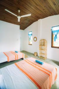 En eller flere senge i et værelse på Naïa Beach House Midigama