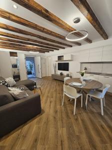 un salon avec un canapé et une table dans l'établissement Teuta, à Nago