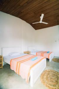 En eller flere senge i et værelse på Naïa Beach House Midigama