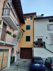 une voiture garée devant un immeuble dans l'établissement Teuta, à Nago 4 autres photos