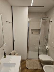 une salle de bains avec douche, toilettes et lavabo dans l'établissement Teuta, à Nago