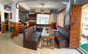 Khu vực ghế ngồi tại Royal Himalaya Hotel & Lodge