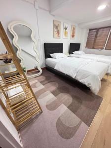 een slaapkamer met 2 bedden en een tapijt bij Sun Sun Hostel in Pai