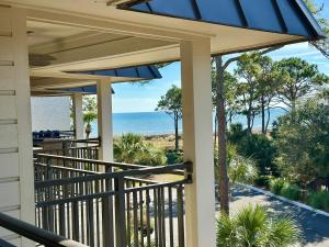 vista sulla spiaggia dal portico di una casa di Seaside 382 a Hilton Head Island