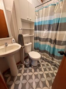 Koupelna v ubytování Cabañas entre Talca y Maule, en Piedras Blancas + 14 fotografií