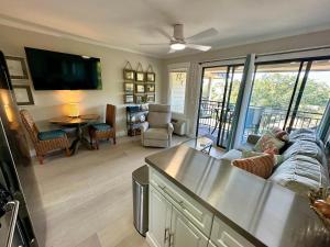 un soggiorno con un divano e un tavolo di Seaside 382 a Hilton Head Island