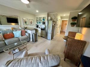 un soggiorno con divano e cucina di Seaside 382 a Hilton Head Island