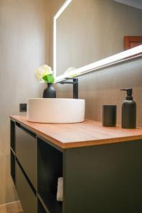 een badkamermeubel met een wastafel en een spiegel bij Villa 10 Luxe by Lirios Village Marbella in Marbella +96 foto's