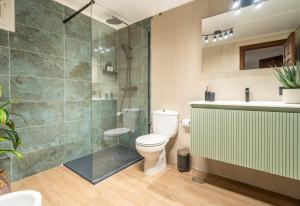 een badkamer met toilet en glazen douche bij Villa 10 Luxe by Lirios Village Marbella in Marbella