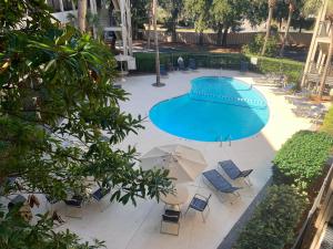 una vista sul soffitto di una piscina con sedie e tavoli di Seaside 382 a Hilton Head Island