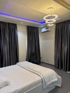 En eller flere senge i et værelse på Emerald Apartment