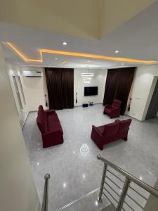 Et opholdsområde på Emerald Apartment + 6 billeder