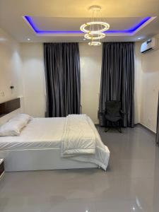 En eller flere senge i et værelse på Emerald Apartment