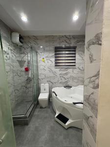 Et badeværelse på Emerald Apartment