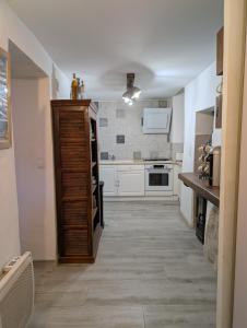 Køkken eller tekøkken på Maison cévenole - Centre ville - Arrivée flexible + 9 billeder