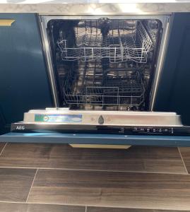 un four avec sa porte ouverte dans une cuisine dans l'établissement Eifel Hills, à Niederdürenbach