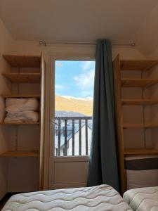 En eller flere senge i et værelse på Maison de Max