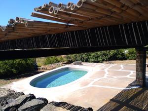 潘泰莱里亚2 Gatti - Sogno的木制凉棚下的游泳池