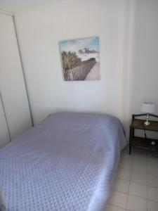 En eller flere senge i et værelse på Amouvera C14, T2 vue mer, piscine, clim, parking