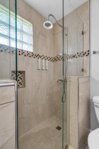 una ducha con puerta de cristal en un baño en Private Pool Vacation Home Near Beach Newly Renovated, en Deerfield Beach