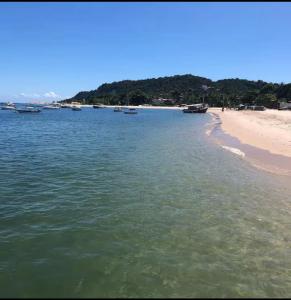 uitzicht op een strand met boten in het water bij Casa Oliveira in Cayru +3 foto's
