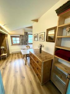 Camera con cassettiera in legno e scrivania. di Maisonette in Kuchl, Pure nature a Kuchl