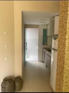 een keuken met een hal die leidt naar een keuken met een koelkast bij Casa Oliveira in Cayru