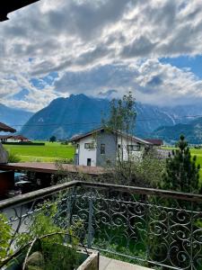 una vista da un balcone di una casa e delle montagne di Maisonette in Kuchl, Pure nature a Kuchl