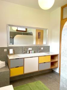 un bagno con lavandino e specchio di Maisonette in Kuchl, Pure nature a Kuchl